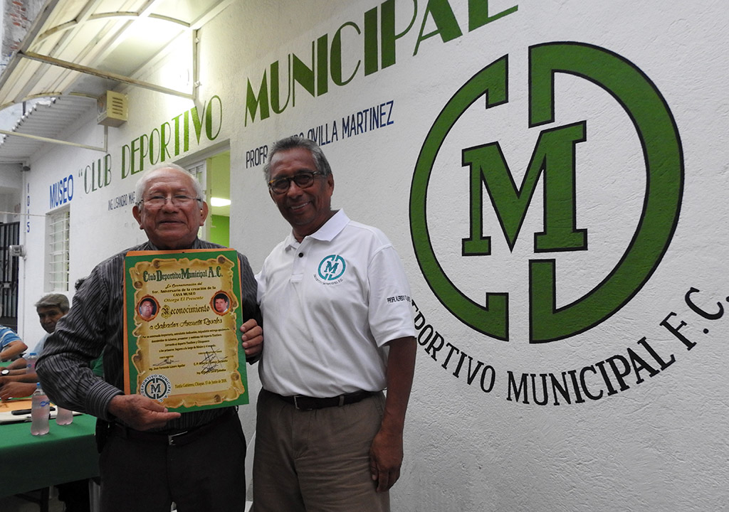 Reconocieron trayectoria del maestro Salvador Anzueto en 1er Aniversario  del Club Deportivo Municipal – Club deportivo El Delfín